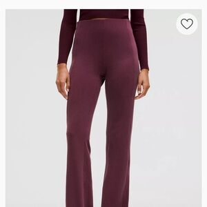 Lulu lemon Ribbed Softstreme Flared Pant
Regular